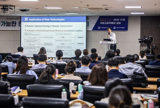国博学者受邀参加国际学术会议并作报告发言