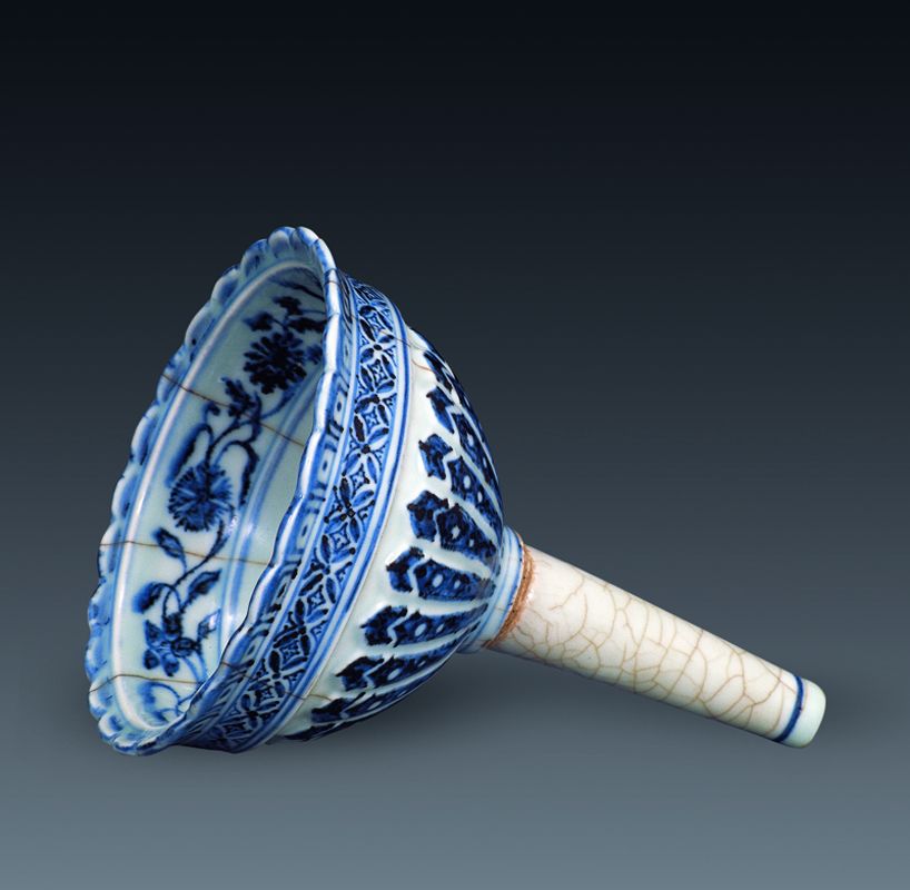 影青陵陰刻蓮紋花盤 中国美術 中国古玩 An extremely rare and superb blue and white 'dragon' dish