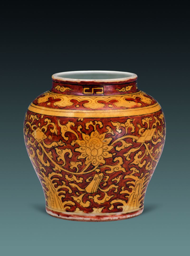 红地黄彩缠枝莲纹罐 