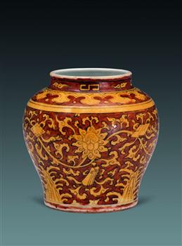 红地黄彩缠枝莲纹罐 