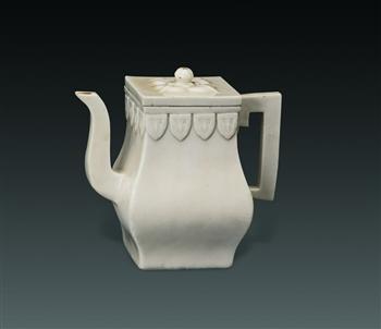 德化窑白釉莲瓣纹方壶