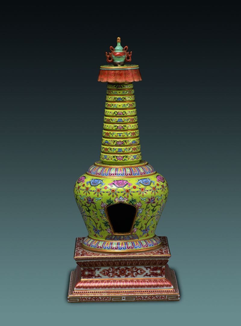 绿地粉彩番莲纹喇嘛塔