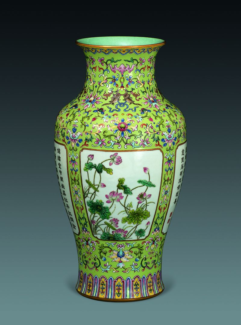 绿地粉彩开光花卉诗句图瓶