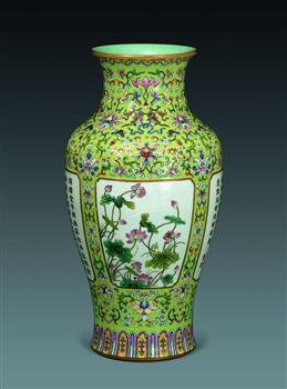 绿地粉彩开光花卉诗句图瓶