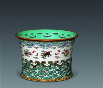 粉彩镂空八宝纹花盆