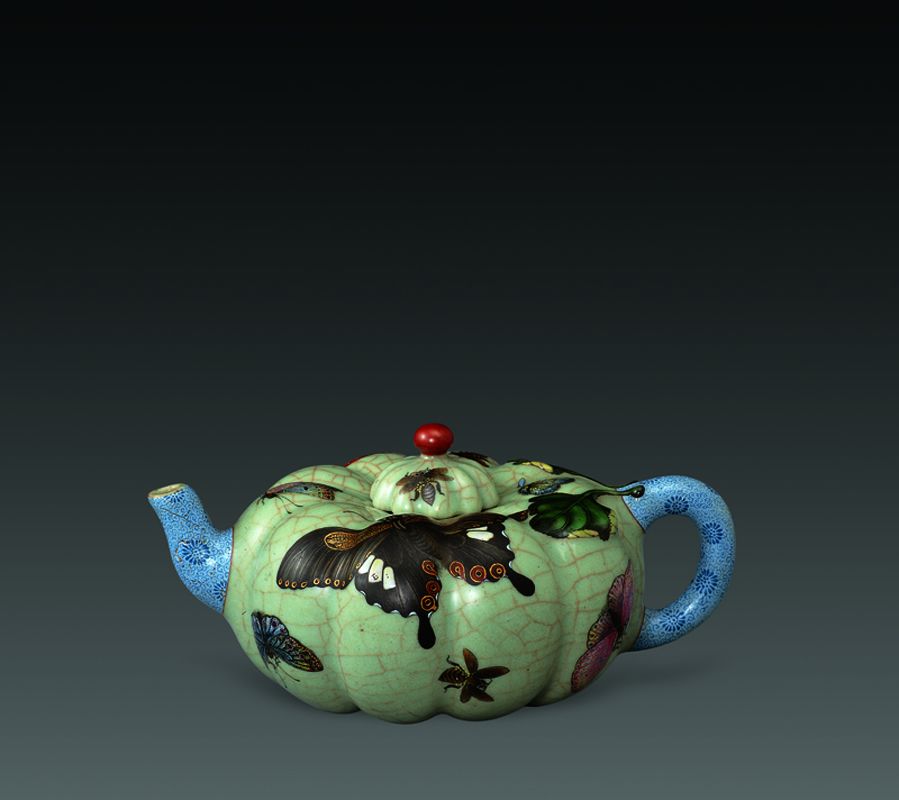 哥釉粉彩花蝶纹瓜式壶