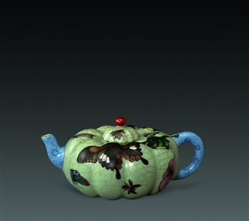 哥釉粉彩花蝶纹瓜式壶