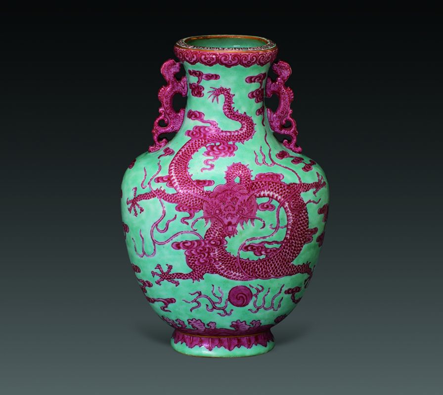 松石绿地胭脂彩云龙纹螭耳扁瓶