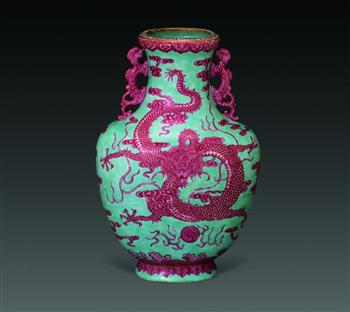 松石绿地胭脂彩云龙纹螭耳扁瓶