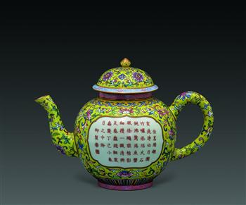 绿地粉彩开光红彩诗句纹茶壶