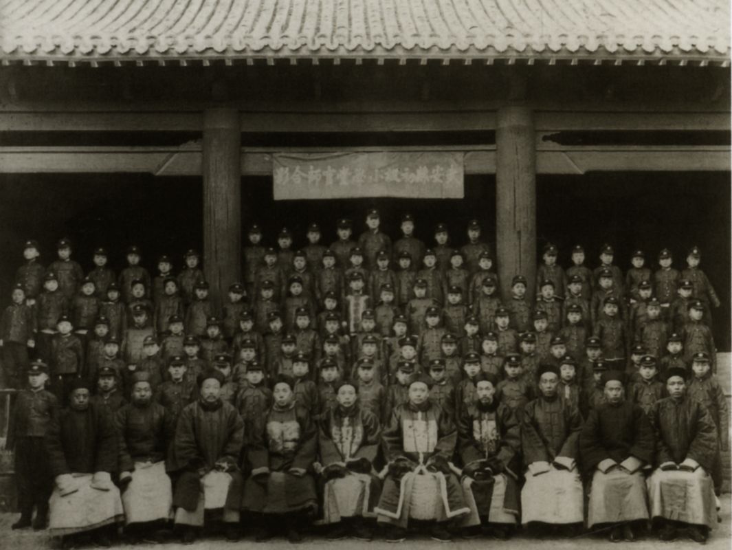 清末武安县初级小学堂师生合影