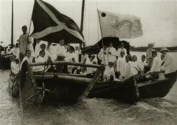 清末武昌教会学校学生乘船出行