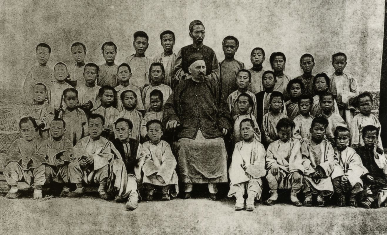 潍县王庄的教会学校师生合影