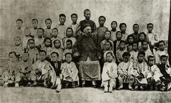 潍县王庄的教会学校师生合影