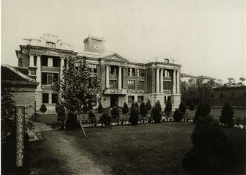 武昌文华书院外景。摄于民国六年（1917年）