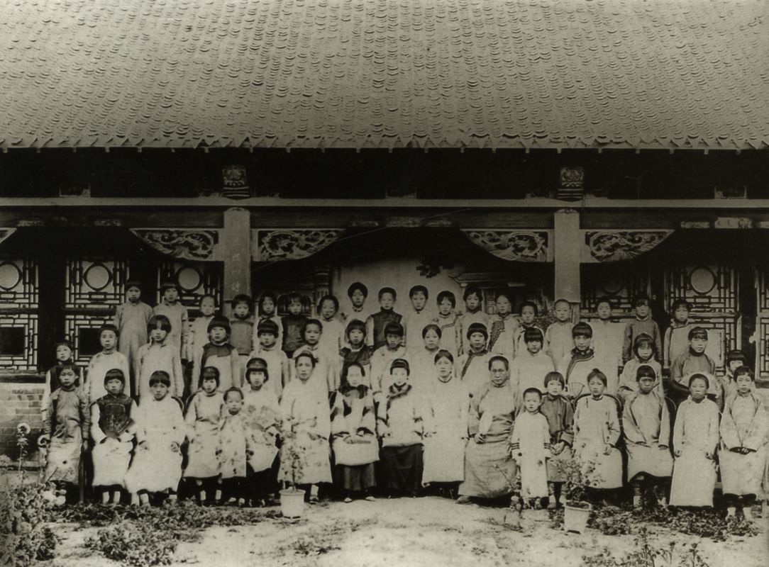 清末呼兰第二、第六初等女学堂师生合影
