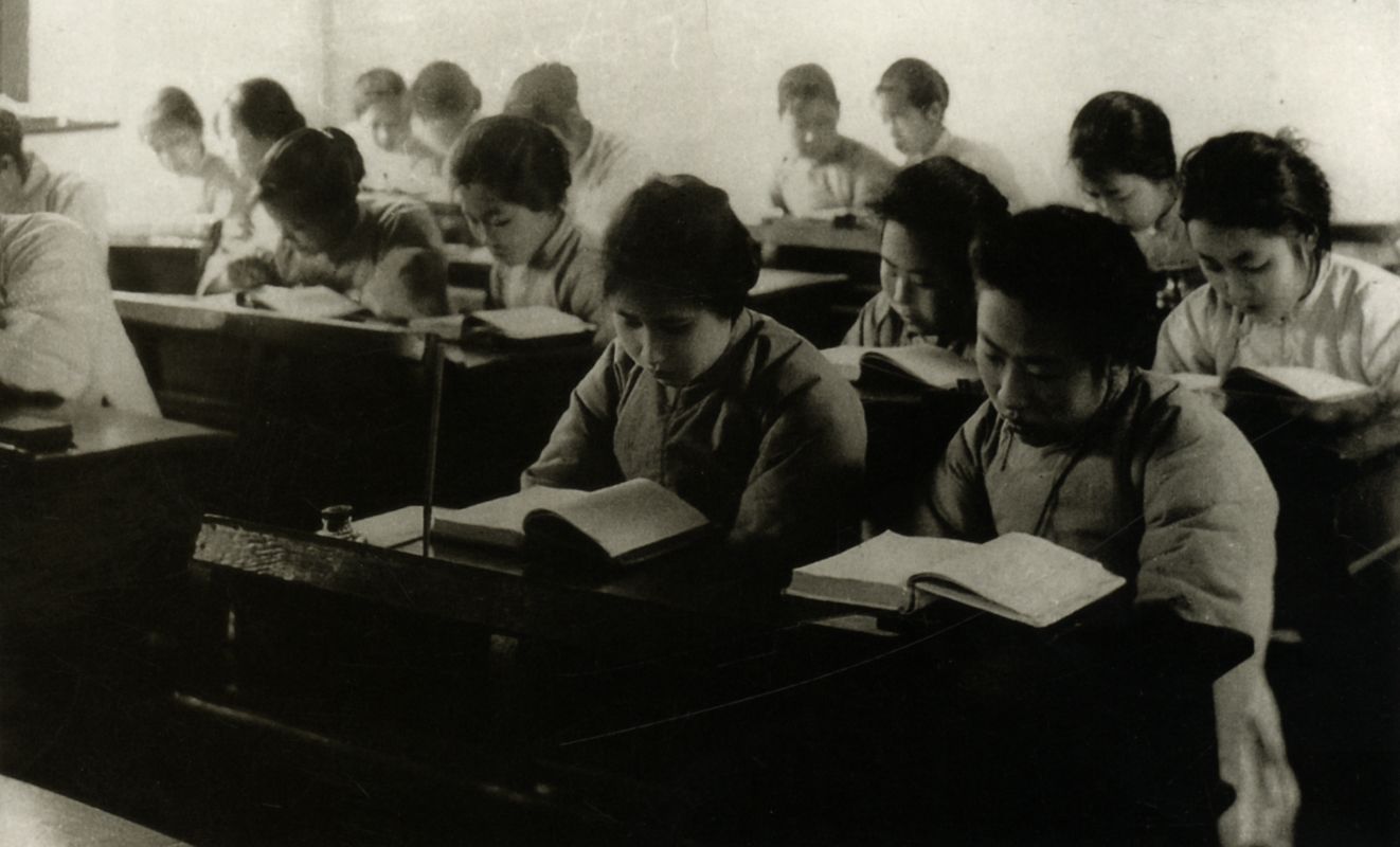 宁波女子师范学校的学生正在上课