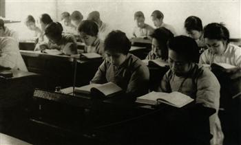 宁波女子师范学校的学生正在上课