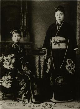 身穿日本和服的清末贵族之女