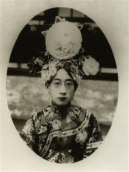 晚清妇女的“旗头”与眼镜