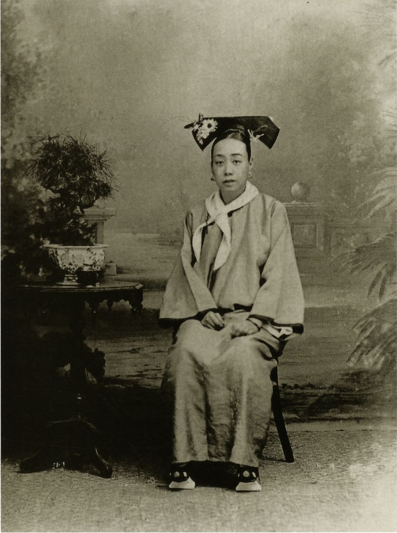 满族妇女的马蹄底鞋