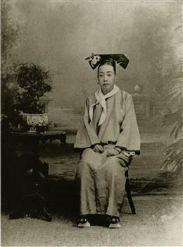 满族妇女的马蹄底鞋