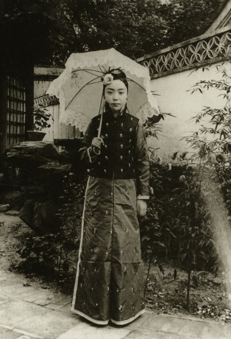 手持洋伞的清末女性