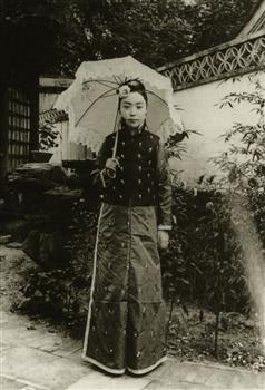 手持洋伞的清末女性
