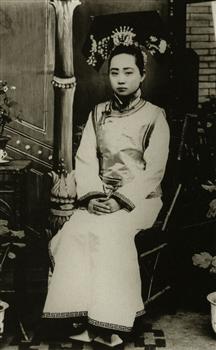 满族妇女不缠足