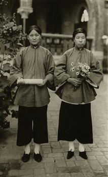 天足与缠足