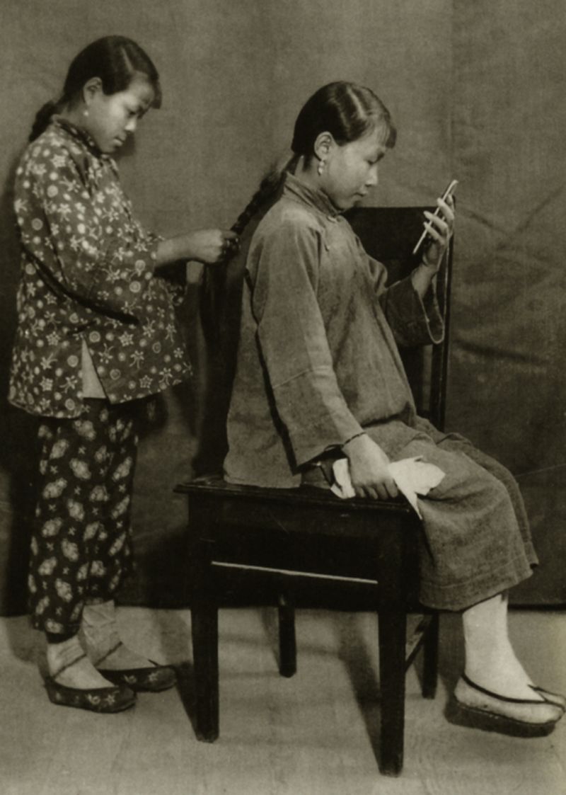 梳小辫的少女