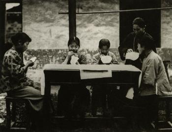 刺绣是妇女所从事的传统手工业之一