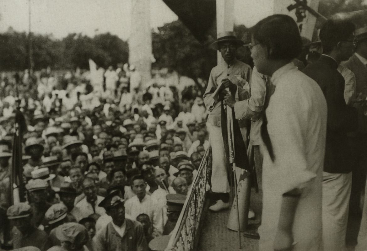 1929年8月妇女联合会代表在天安门前演讲时的情景