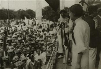 1929年8月妇女联合会代表在天安门前演讲时的情景