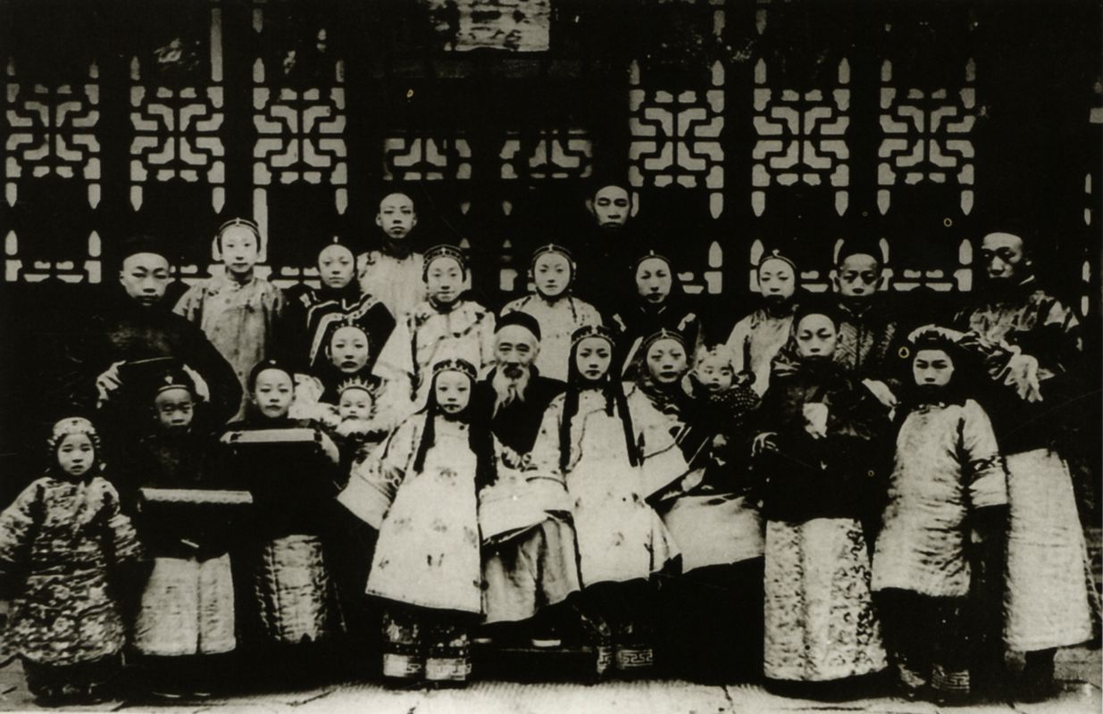 近代洋务运动代表人物张之洞的全家照