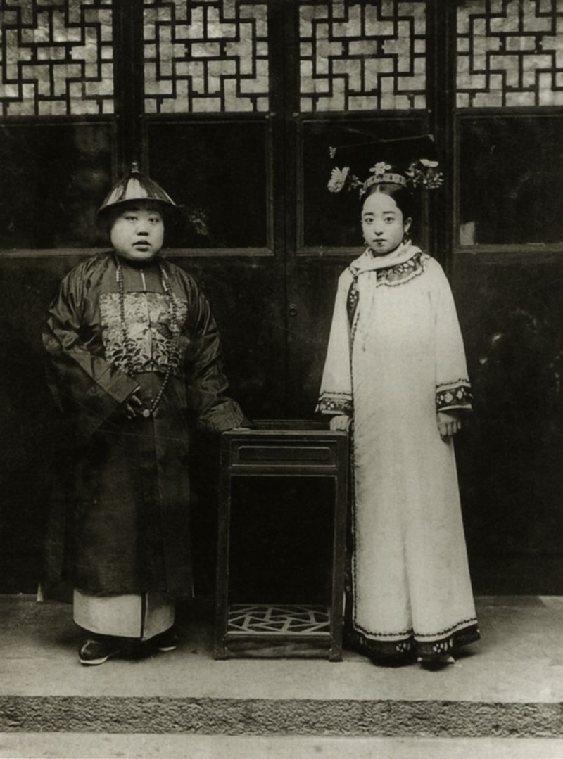 清末夫妻(妾)合影