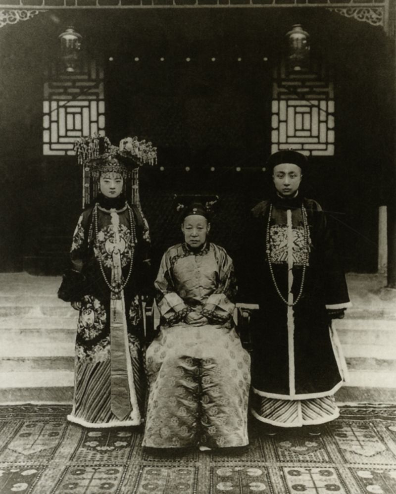 旗装夫妇与满族老太太