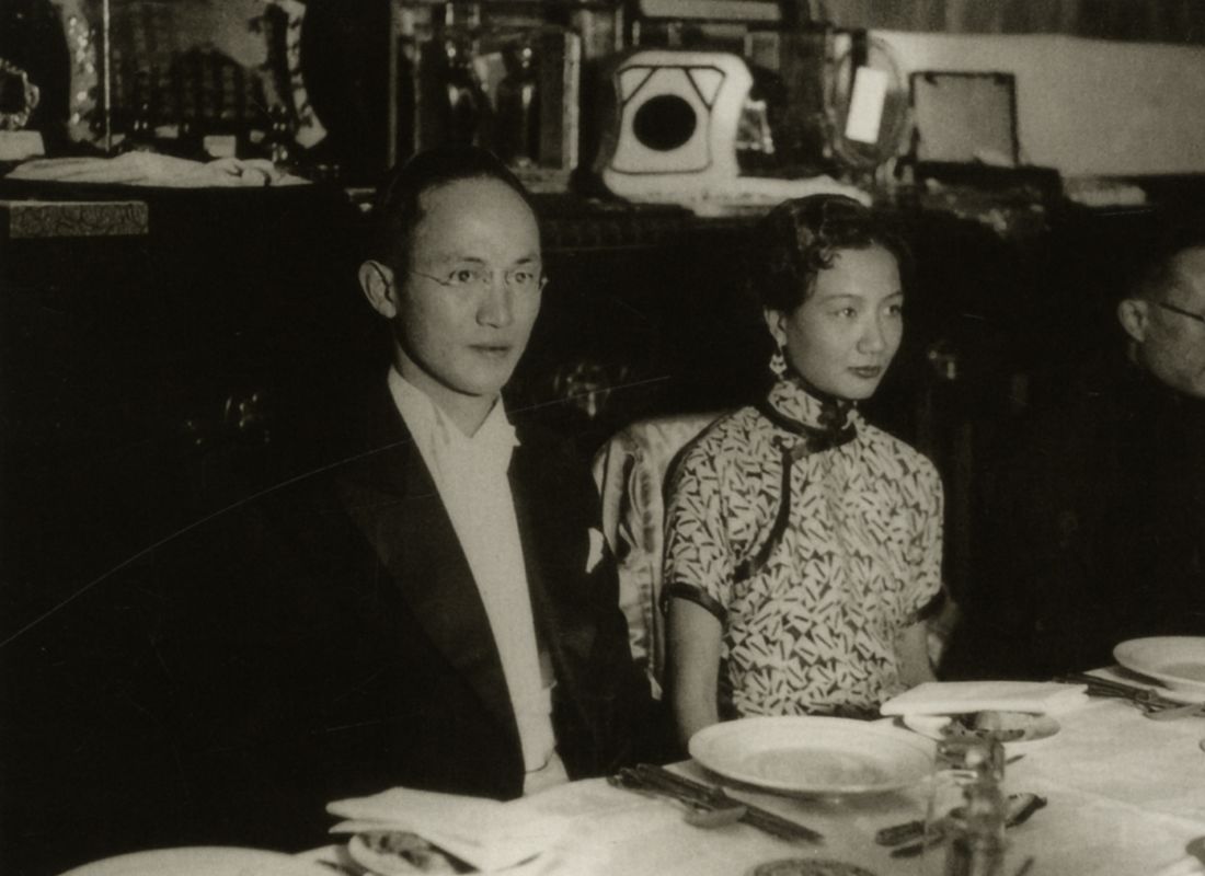 西餐宴会上的中国夫妇