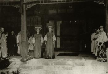 喜堂前的两位旗装妇女