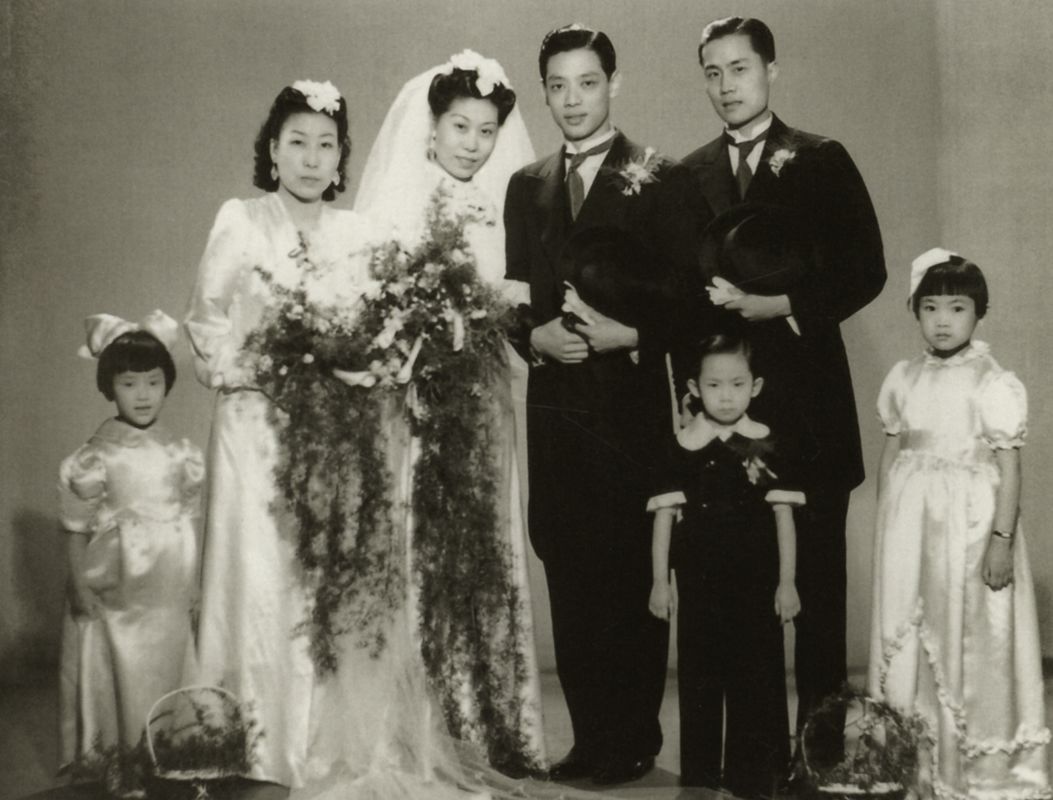 西式婚礼后，新郎新娘与伴郎伴娘以及牵纱提花篮的孩童合影