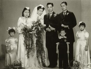 西式婚礼后，新郎新娘与伴郎伴娘以及牵纱提花篮的孩童合影