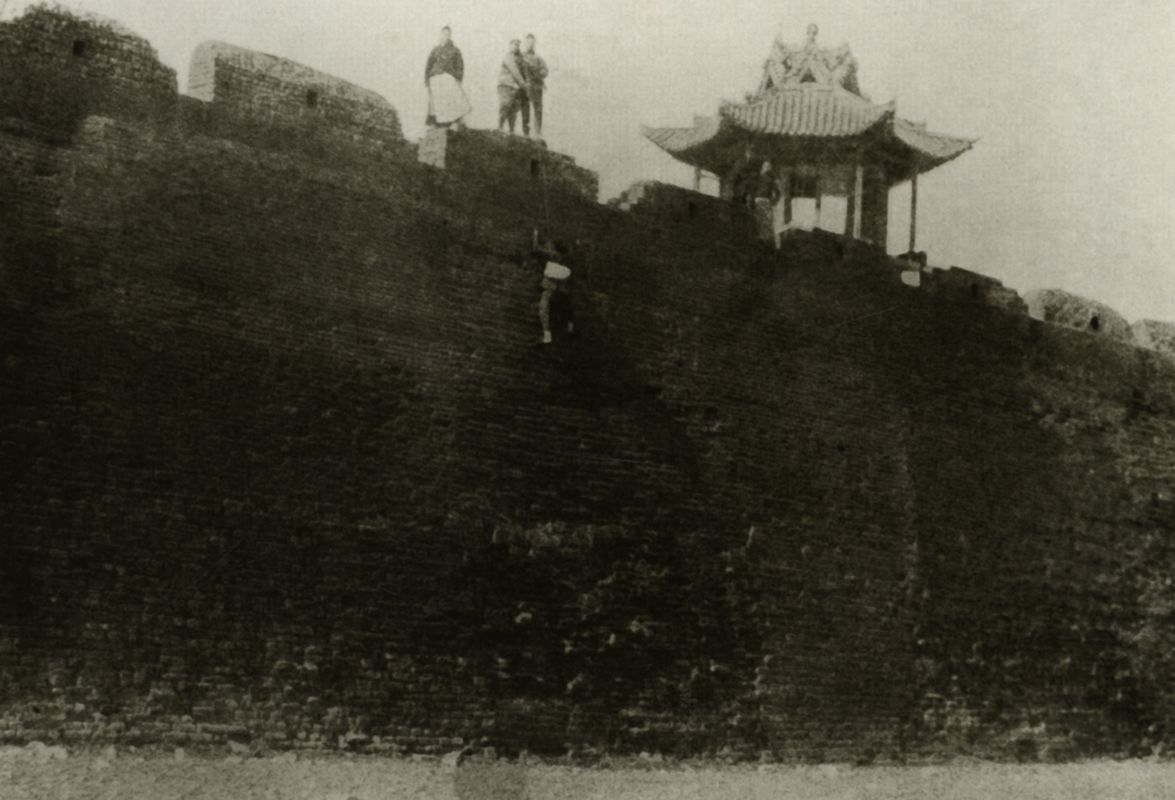 河南邮区因防拒盗匪，关闭城门，邮差只得攀援城墙运送邮件
