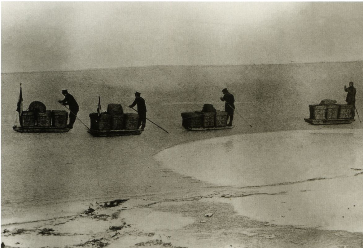 东三省的邮差利用冰车运送邮件