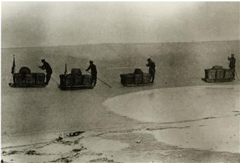 东三省的邮差利用冰车运送邮件