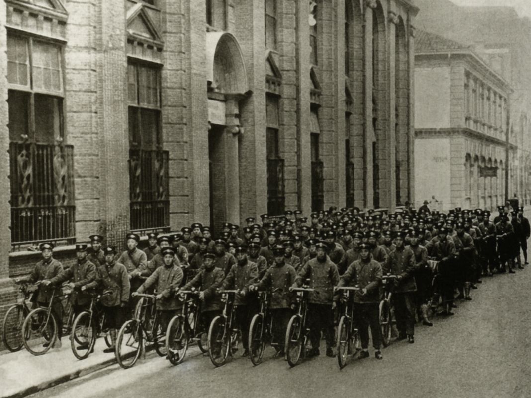 上海邮区骑差一队的邮差们正准备出发投递邮件