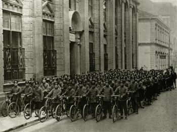 上海邮区骑差一队的邮差们正准备出发投递邮件