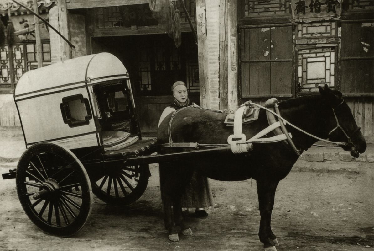 北京隆福寺前的清代旧式马车