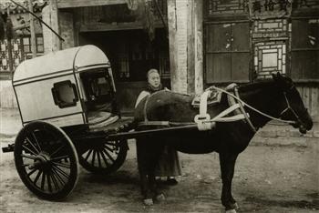 北京隆福寺前的清代旧式马车