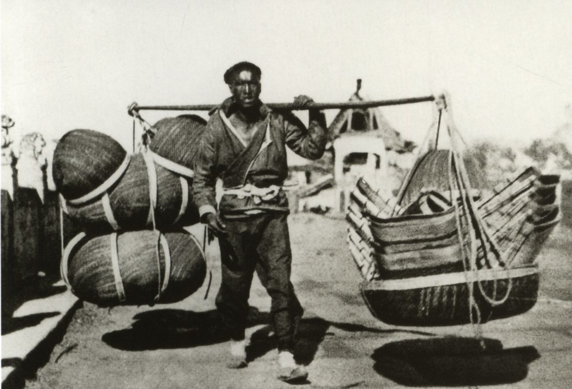 卖编制篾器的小贩