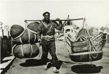 卖编制篾器的小贩